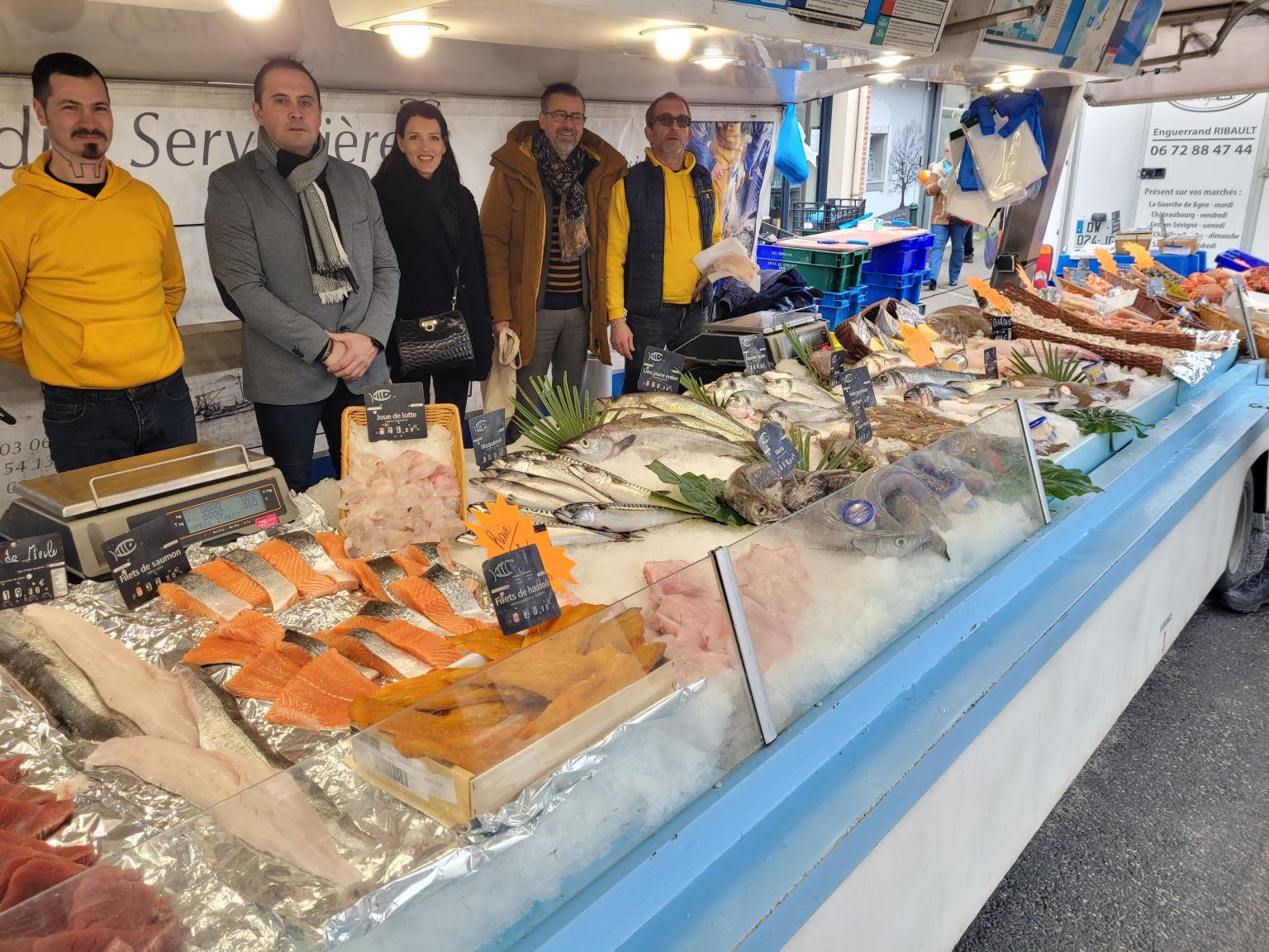 Un Nouveau Poissonnier Sur Le March Mairie De Noyal Chatillon