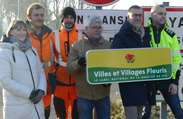 Pose du premier panneau Villes et Villages Fleuris